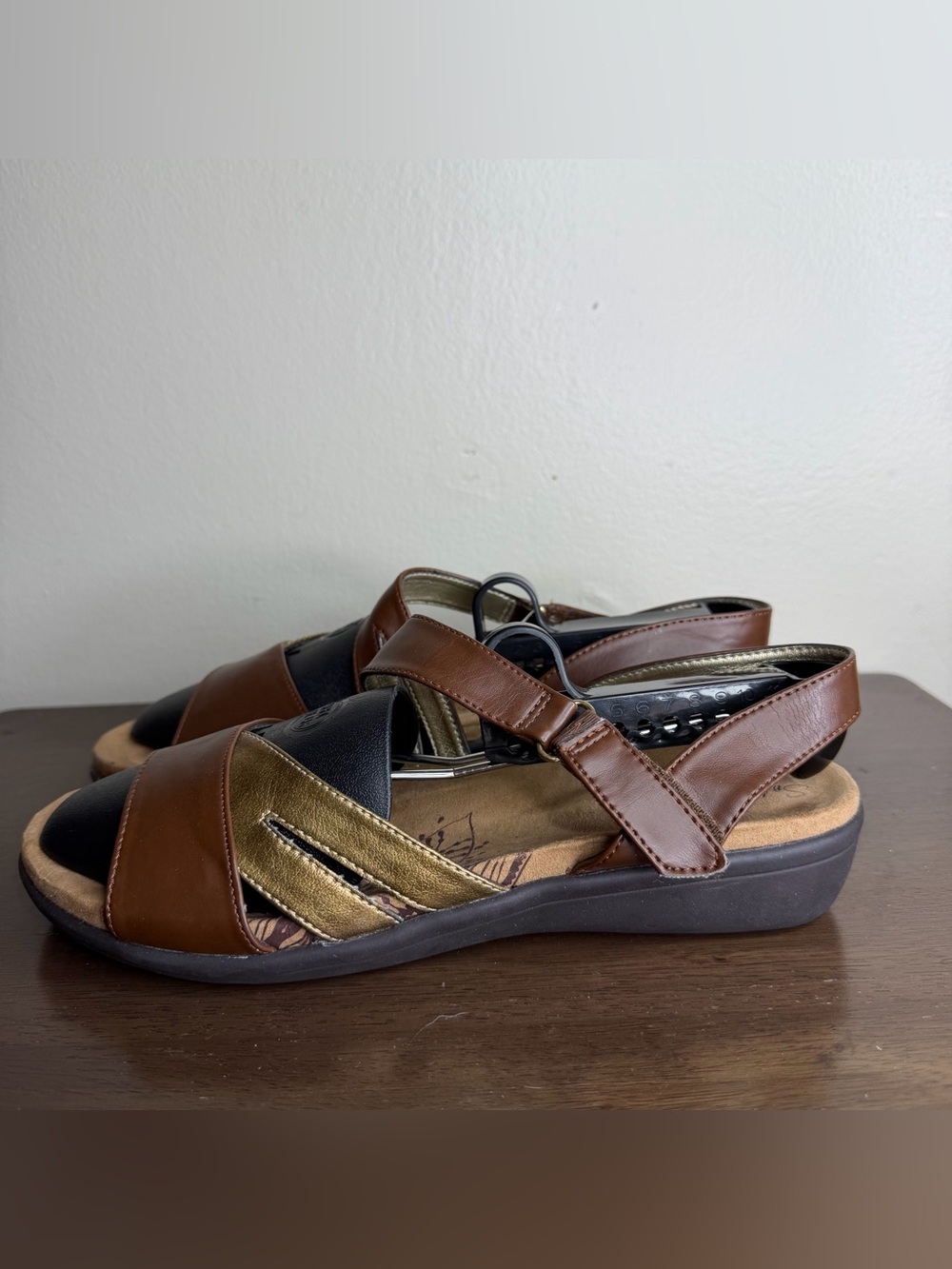 Soft Style Hush Puppies Brown & Gold Leather Sandals 9 Womens